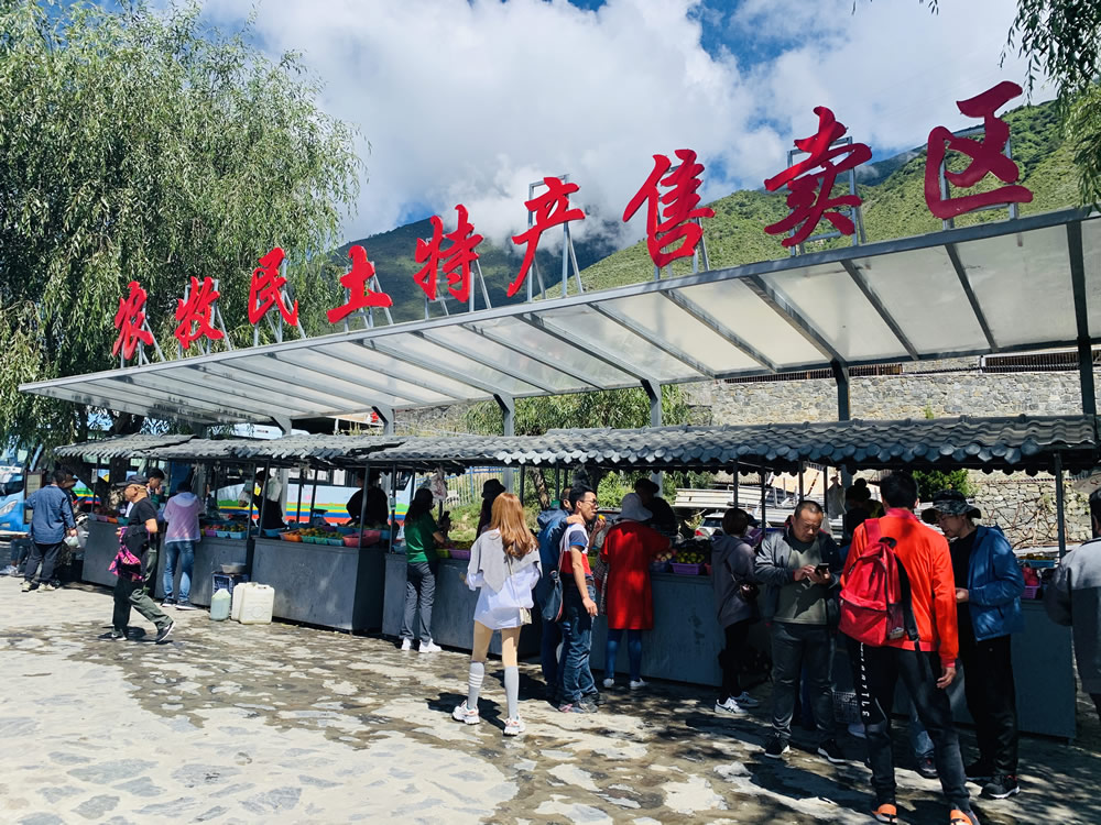 西藏旅游项目带动当地农户参与民宿经营、手工艺品销售、形成“旅游+”产业链